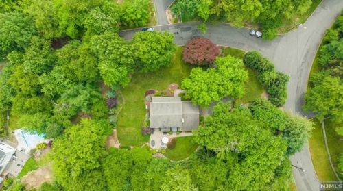 27 Hering Rd, Montvale NJ  07645-1226 exterior