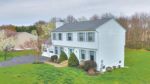 9 Canterbury Cir, Washingtonville, NY 10992-1135