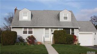 6 Croyden Ln, Hicksville NY  11801-5620 exterior