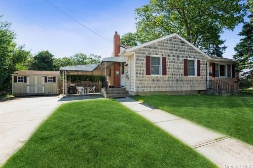 6 Dean St, Babylon, NY 11703-4104