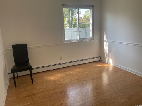 33 Feustal St, North Lindenhurst NY  11757-1526 exterior