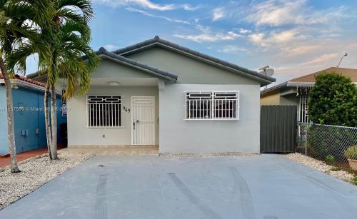 949 44th St, Hialeah, FL 33012-7281