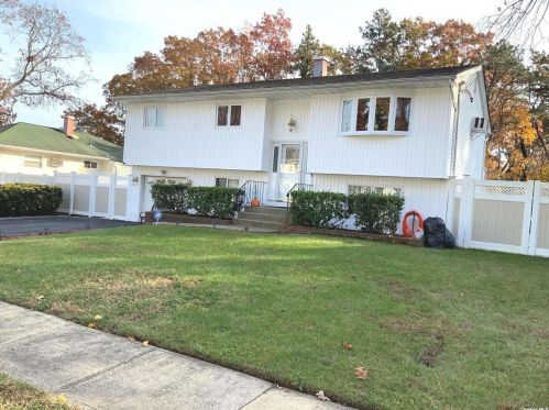 4 Hollo Dr, Holbrook, NY 11741-1212