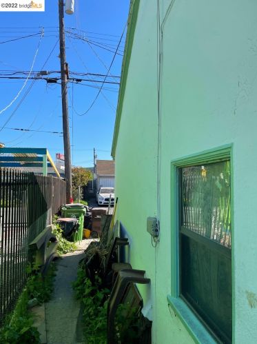 971 76, Oakland CA 94605-2807 exterior