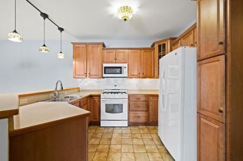 9296 Creekside Cir, Kenosha, WI 53158-3284