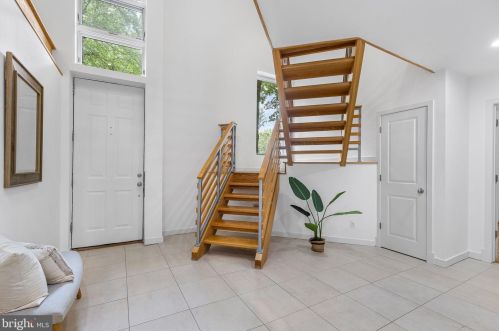 3709 Whispering Ln, Falls Church VA  22041-1121 exterior