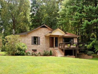 121 Overlook View Dr, Hendersonville, NC 28739-3608