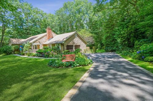 20 Bondsburry Ln, Huntington Station, NY 11747-3902
