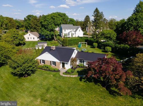 8 Golf Club Ln, Paoli, PA 19301-1514