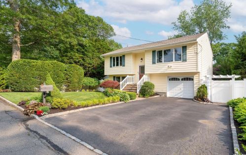 10 Wells Pl, Huntington Station, NY 11746-3802