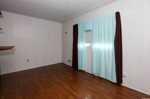 472 Piping Rock Rd, Seaford NY  11783-1038 exterior