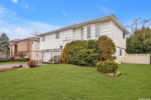 2752 Judith Dr, North Bellmore, NY 11710-5307