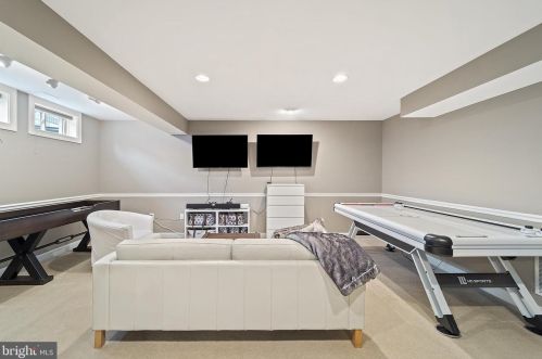 8168 Gilroy Dr, Lorton VA 22079-2936 exterior