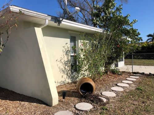 807 Gardenside Ct, Lehigh Acres, FL 33936-7007