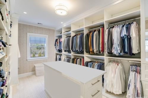 66 Wheatley Rd, Westbury NY  11568-1212 exterior