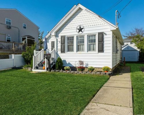 11 Lee Pl, Amityville, NY 11701-4036