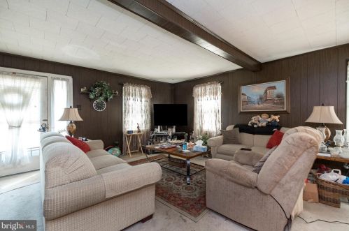 1034 Philadelphia Ave, Gilbertsville, PA 19525-9511