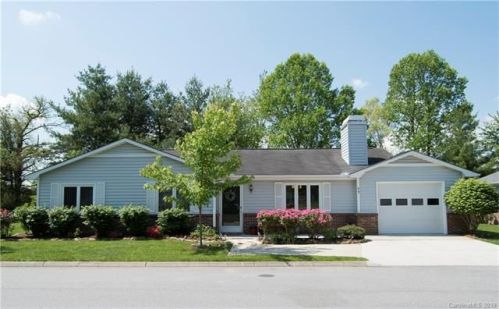 17 Wintry Dr, Hendersonville, NC 28792-2961