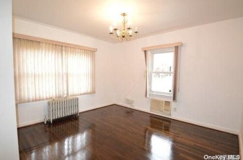 152 6th St, New Hyde Park NY  11040-4112 exterior