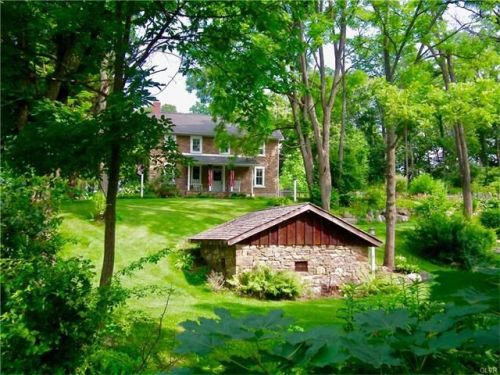 7343 Christmas Ln, Slatington, PA 18080-3746