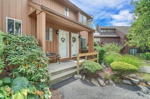 451 Panorama Dr, Mohegan Lake, NY 10547-1205