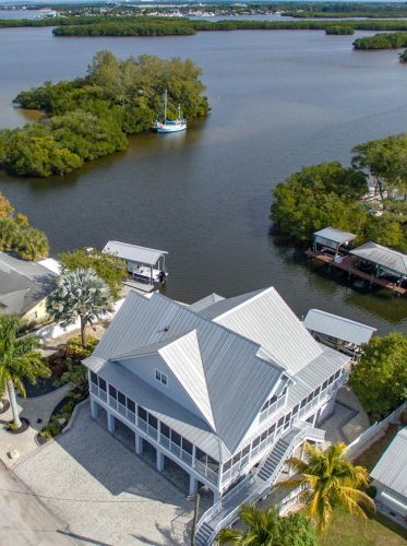 814 Bayview Dr, Ruskin, FL 33570-2805
