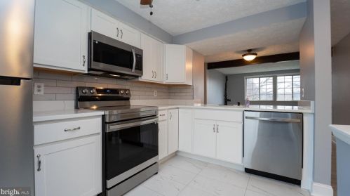 8320 Bark Tree Ct, Springfield VA  22153-3828 exterior