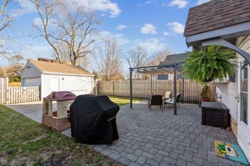 24 Burnham Rd, Greystone Park NJ  07950-1715 exterior