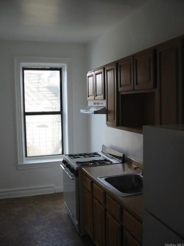 6 Webster Ave, New Rochelle NY  10801-6913 exterior