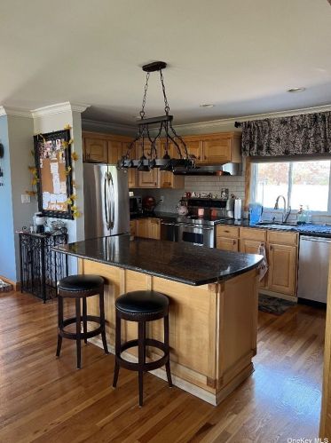 826 Milligan Ln, West Islip, NY 11795-3440
