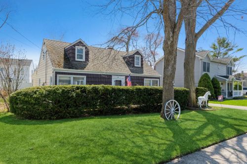 65 Cedar St, North Lindenhurst, NY 11757-4818