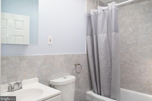 6156 Lindbergh Blvd, Philadelphia PA 19153-3018 exterior