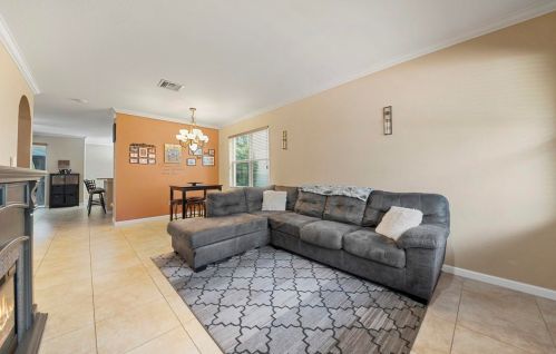 142 Two Pine Dr, West Palm Beach, FL 33413-2500