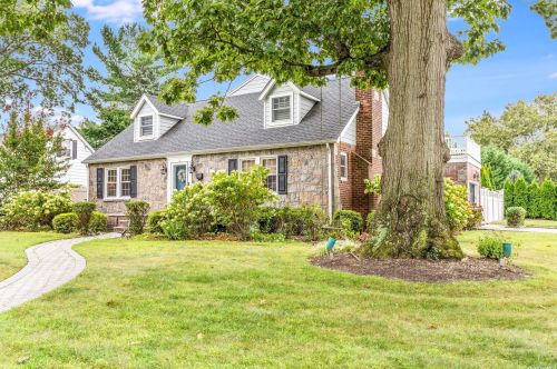 3 Provence Ln, Muttontown, NY 11545-1134