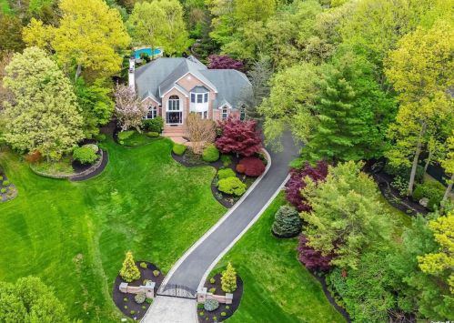 6 Strawberry Knoll Ct, Northport, NY 11768-2646