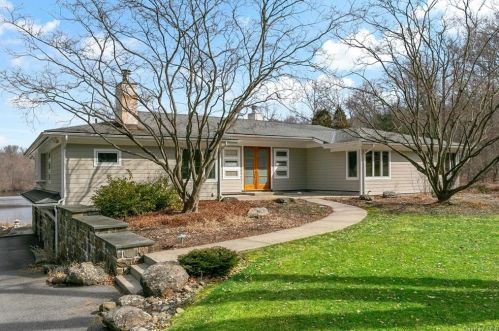10 Grace Ln, Crotonville NY  10562-2111 exterior