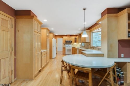 28 Independence Dr, Whippany NJ  07981-2211 exterior