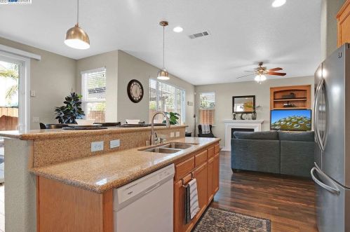 30 Matisse Ct, Oakley CA  94561-1777 exterior