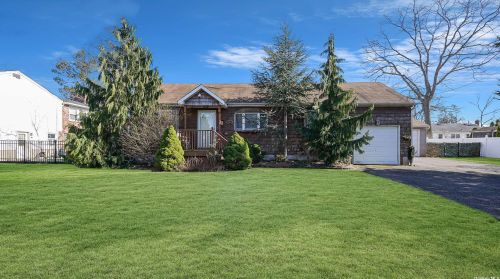 1451 6th St, Babylon, NY 11704-4521