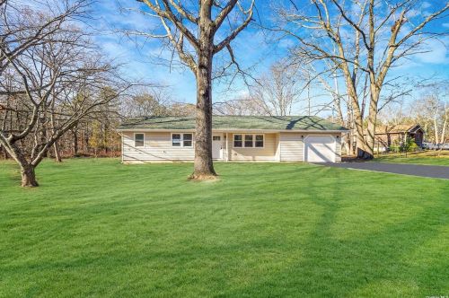 16 Pleasant View Rd, Panamoka, NY 11961-2916