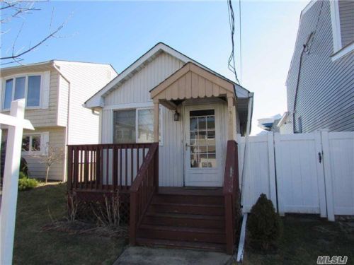 3622 Marinor St, Seaford, NY 11783-3405