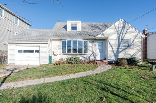 25 Hayes Rd, Amityville, NY 11701-4027