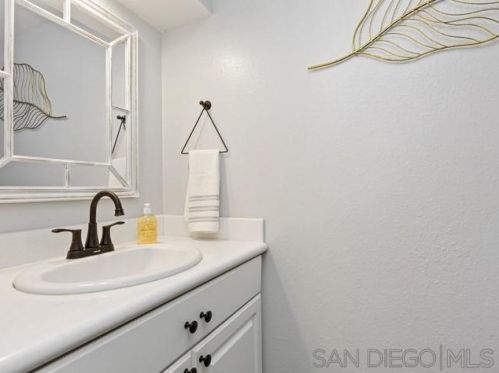 3707 Yale Dr, Oceanside, CA 92056-4104