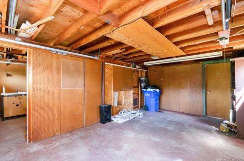 11 Bristol Rd, Windsor Locks CT  06096-2009 exterior