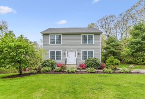 3 Camelot Ln, Norwich, CT 06351-1545