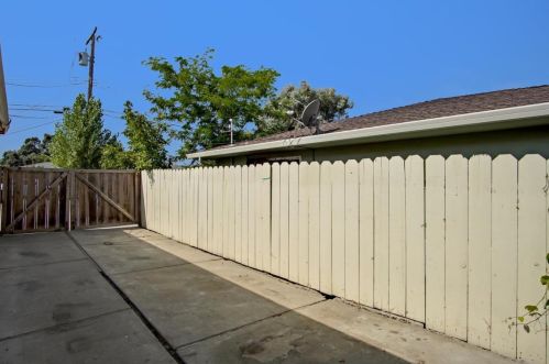 1090 Westward Dr, Hollister CA  95023-5717 exterior