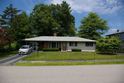 82 Rindone St, Holbrook, MA 02343-1862