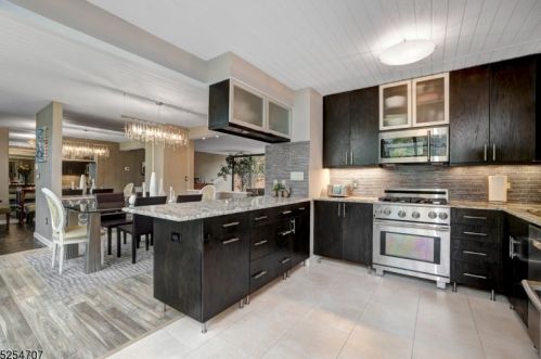 12 Robinwood Dr, West Paterson NJ  07424-2320 exterior