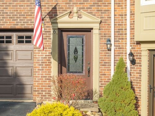 6 Hennig Dr, Pittsburgh, PA 15236-1581