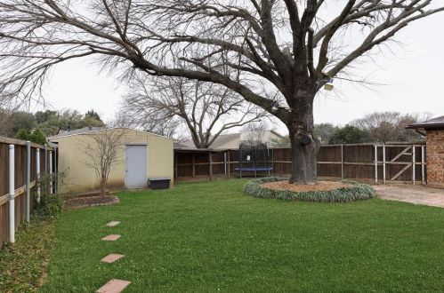 1502 Meadow Glen St, Richardson TX  75081-2541 exterior